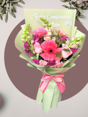Ramo Floral Rosado con Envoltura Verde