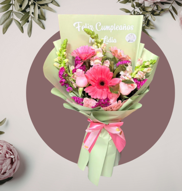 Ramo Floral Rosado con Envoltura Verde