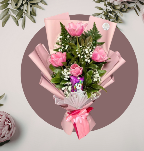 Ramo de Flores Rosadas con Dulce