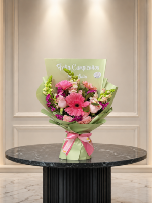Ramo Floral Rosado con Envoltura Verde